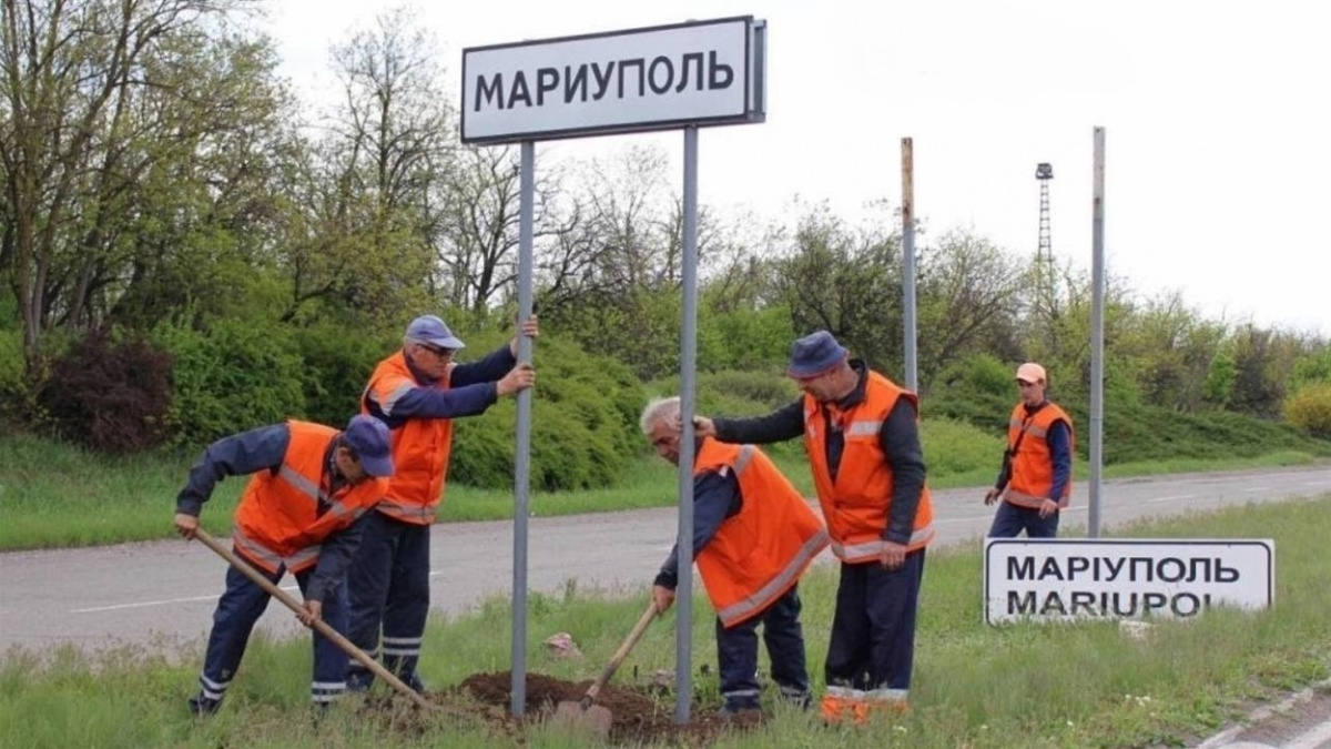 Заміна дороговказу з української мови на російську. Фото: Telegram/mariupolrada