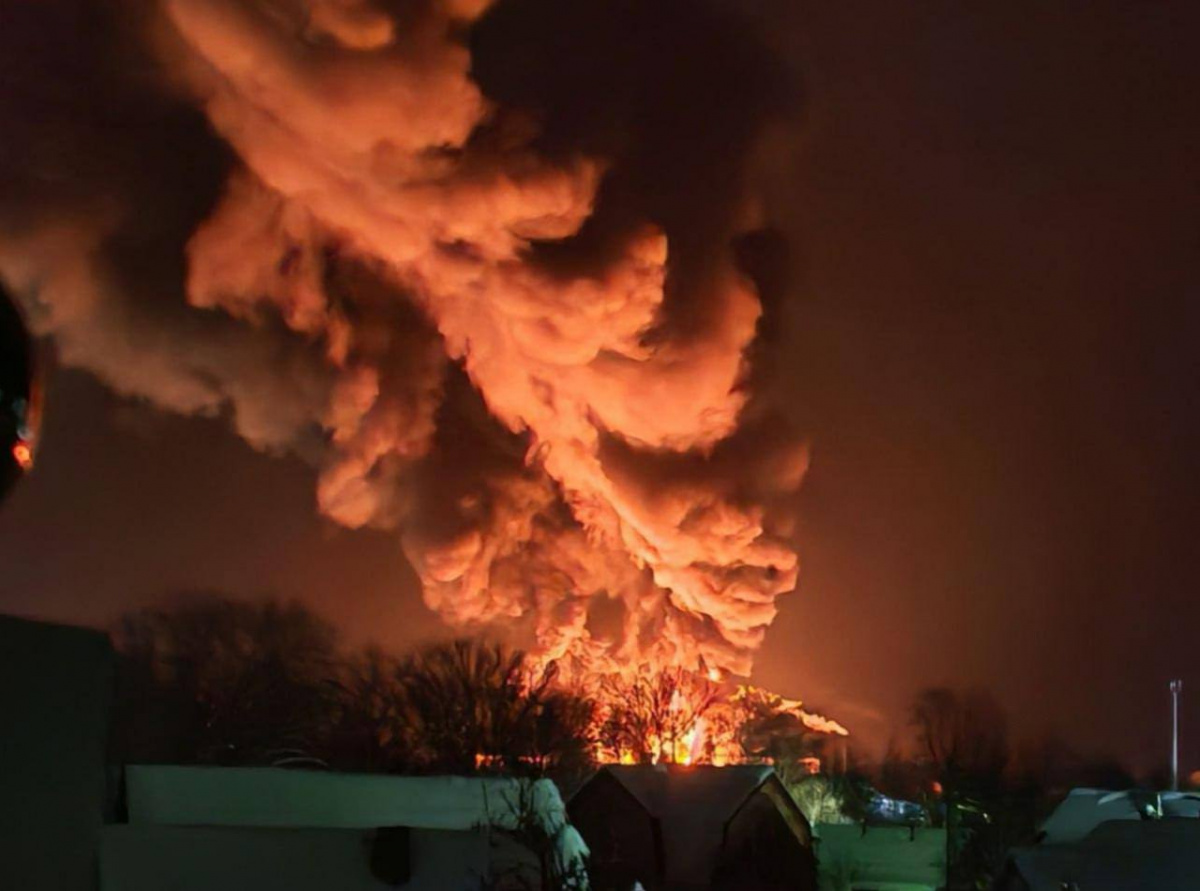 Последствия атаки на нефтебазу в Великих Луках. Фото: соцсети