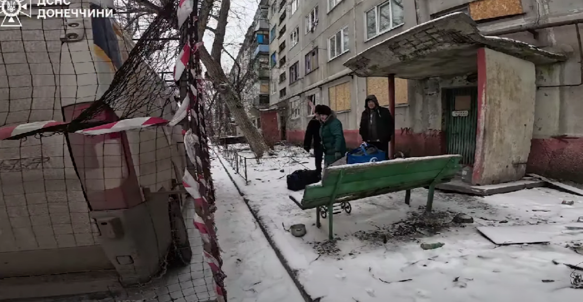 Рятувальники вивезли дитину із Дружківки. Фото: скриншот 