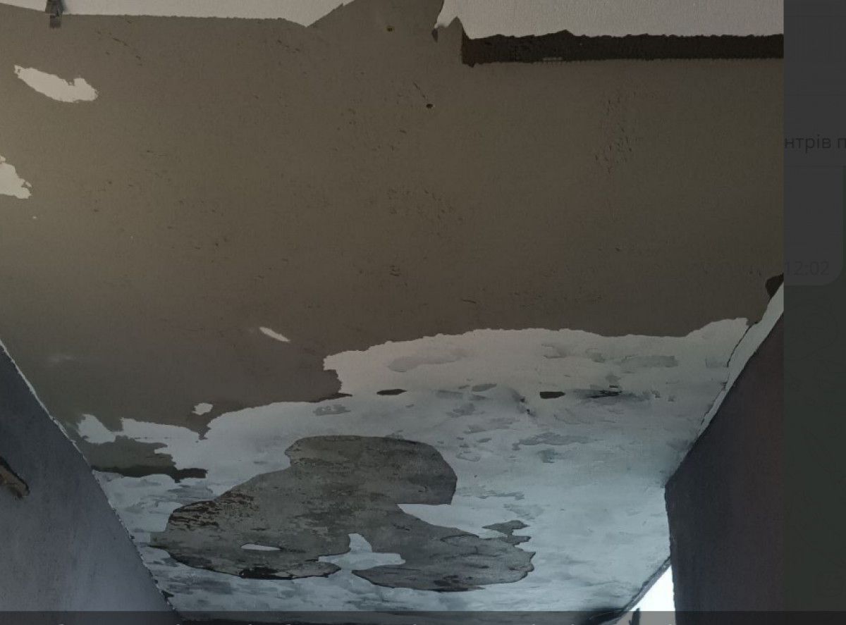 Будинки та фасади в Маріуполі вже сипляться, а половина труб потребує негайної заміни. Фото: міськрада 