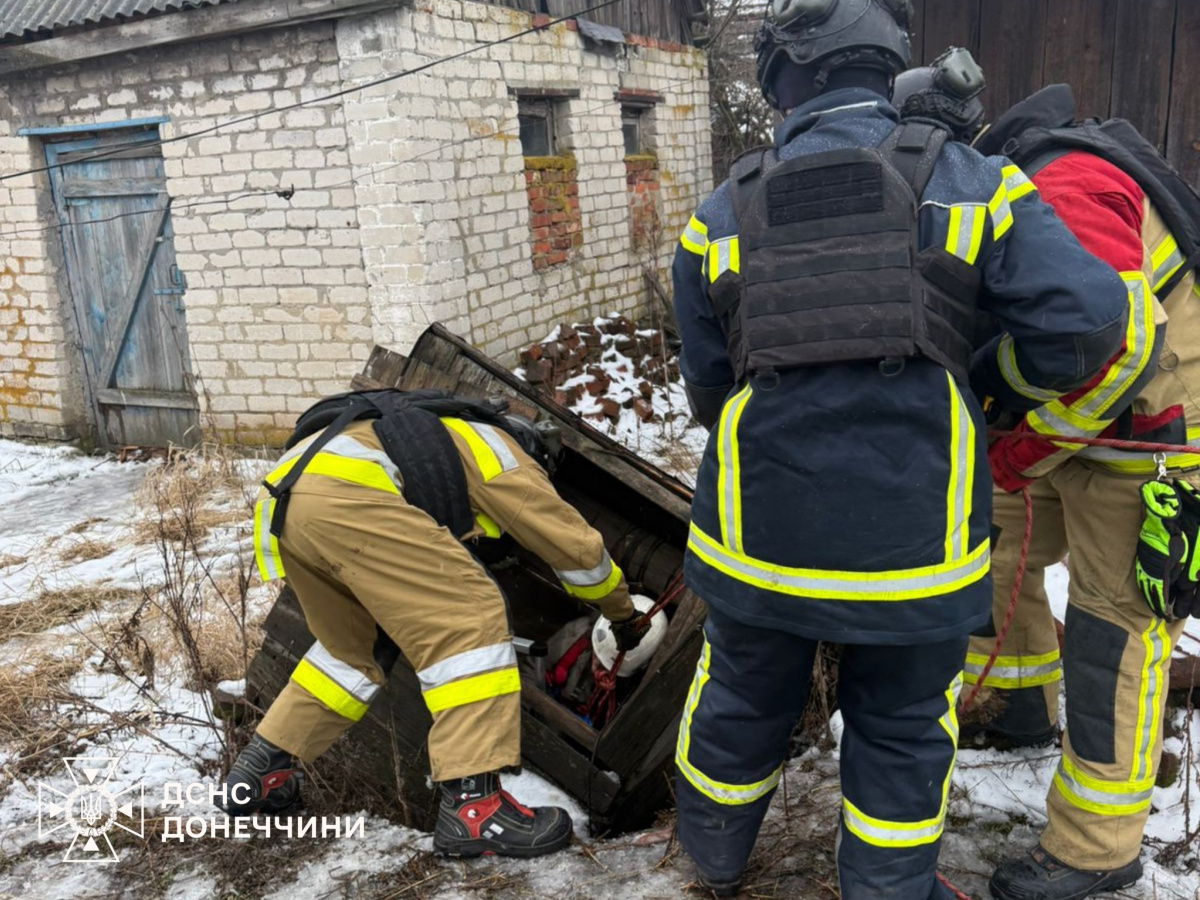 Надзвичайники врятували жінку з 10-метрової криниці. Фото: ДСНС