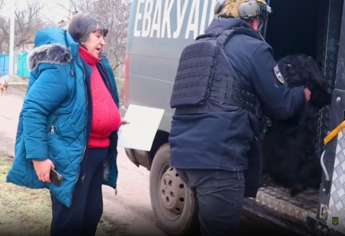 Эвакуация пожилых людей и животных из Дружковки.
