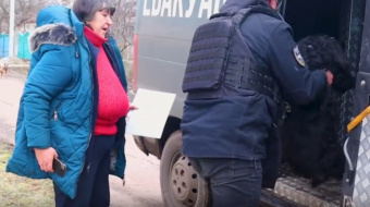 Эвакуация пожилых людей и животных из Дружковки.
