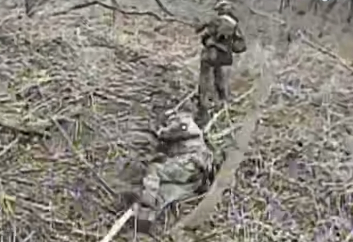 Військові РФ намагаються сховатися від дрона ЗСУ.