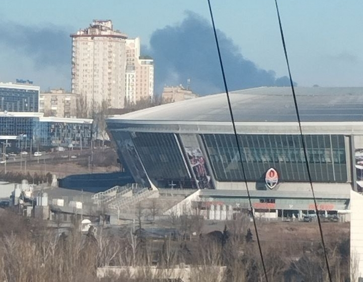 Столб дыма над Донецком.