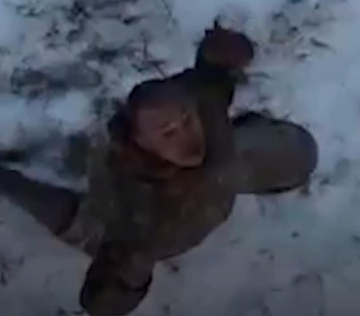 Оккупант сдается в плен под контролем украинских дронов.