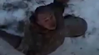 Оккупант сдается в плен под контролем украинских дронов.