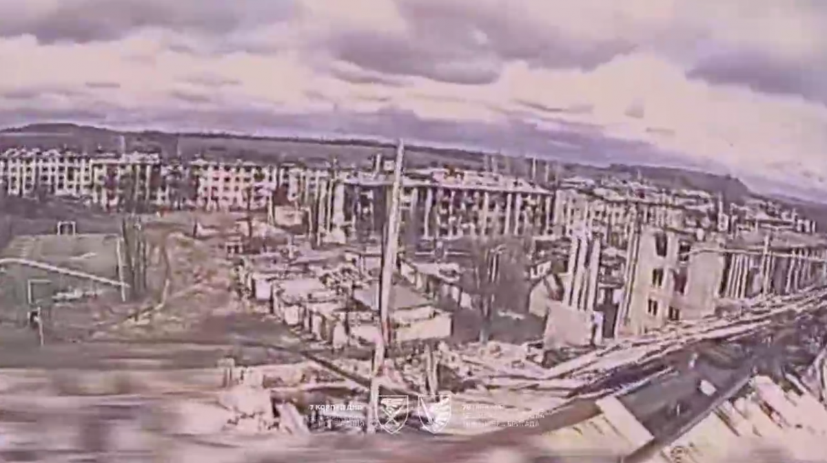 Удар по российскому средству связи в Мирнограде. Фото: кадр из видео