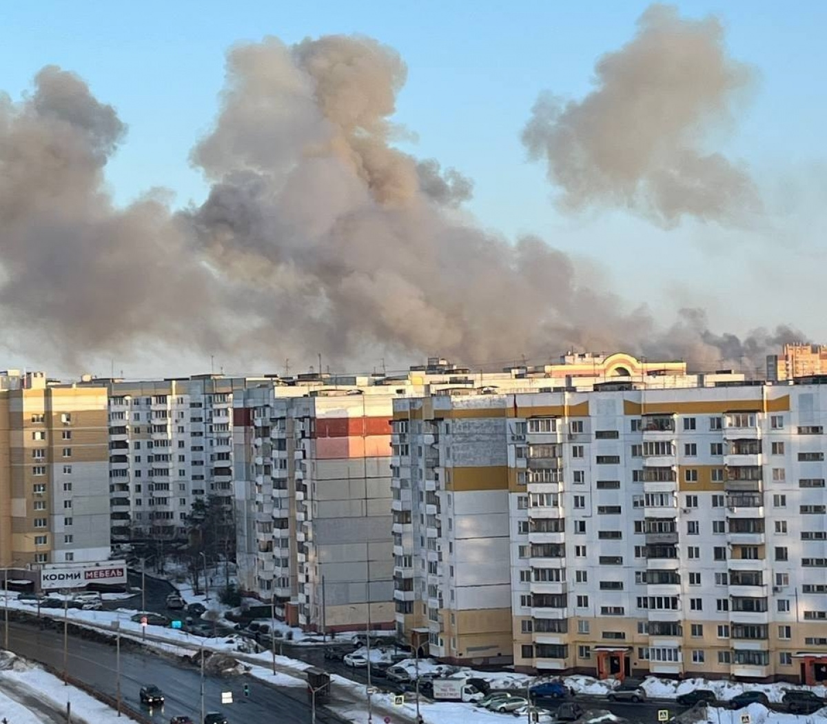 Дым после ударов по заводу.