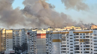 Дим після ударів по заводу.