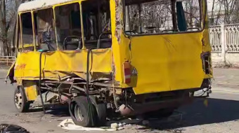 Последствия атаки российского дрона на маршрутку в Херсоне.