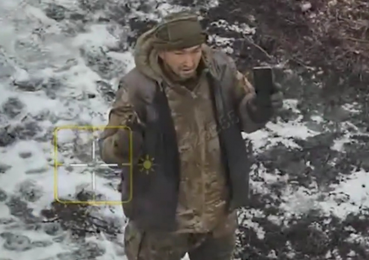 Очередной военный РФ сдается в плен.