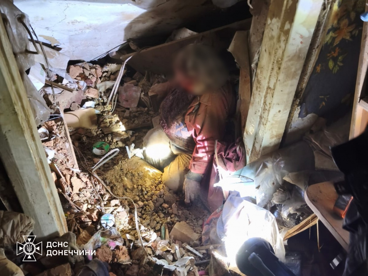 Спасение раненой женщины из-под завалов после обстрела Дружковки. Фото: ГСЧС