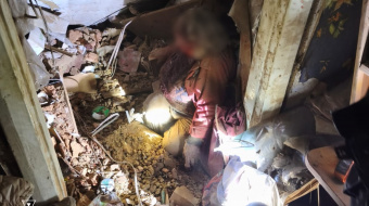 Спасение раненой женщины из-под завалов после обстрела Дружковки. Фото: ГСЧС