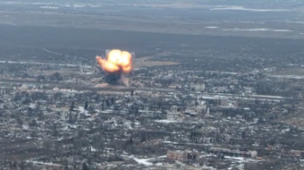 Момент скидання авіабомб по позиціях російських військ у селищі Удачне Донецької області.