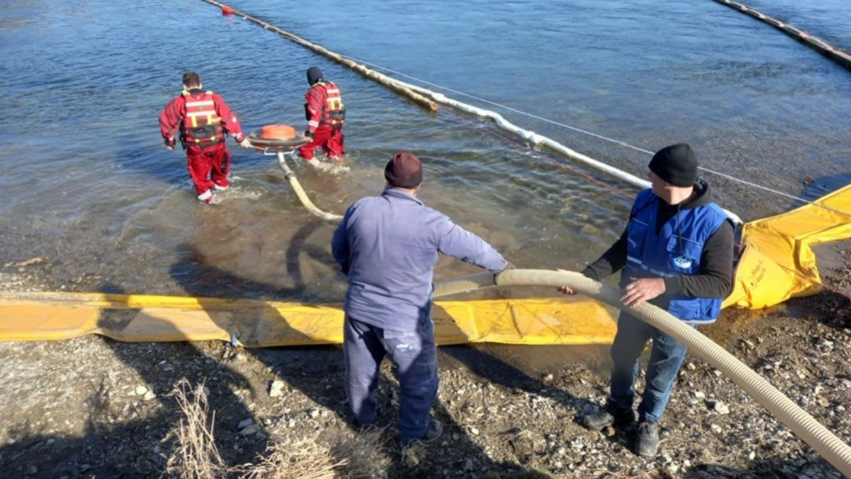Работы по ликвидации разлива нефтепродуктов на Днестре в Молдове. Фото: tvpWORLD