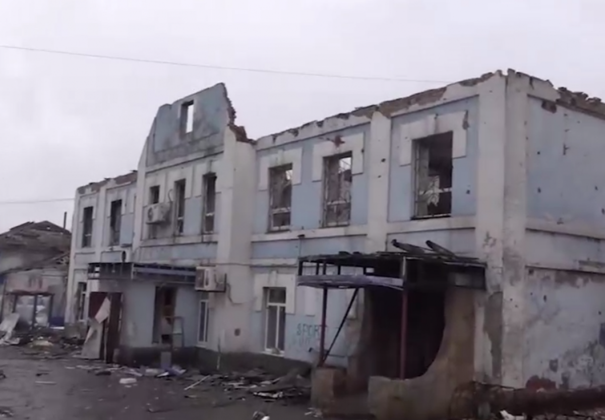 Оккупанты показали, как выглядит разрушенный Мирноград: там остались около 1600 жителей