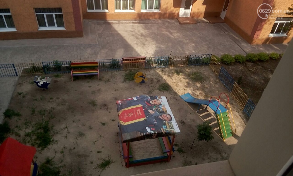 В детском саду Мариуполя, который стоил 50 миллионов, козырек песочницы сделали из рекламного баннера