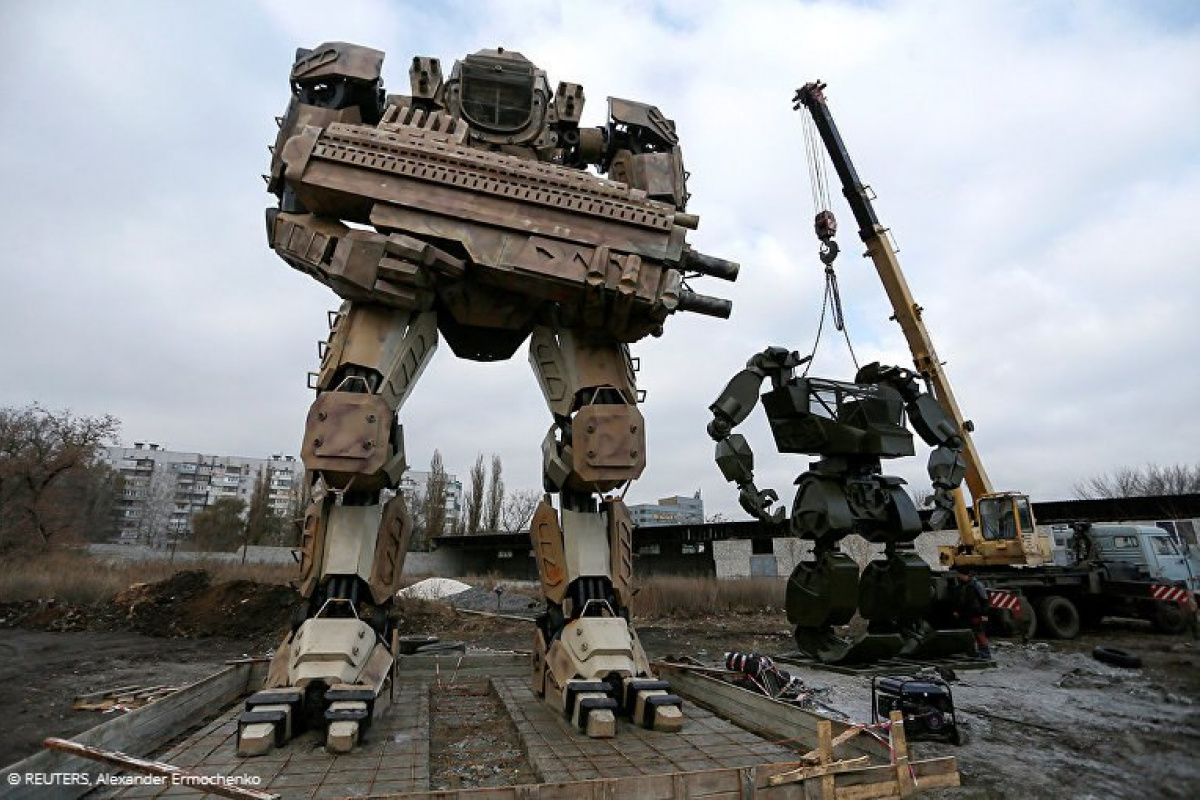 В Донецке энтузиасты создают огромных роботов