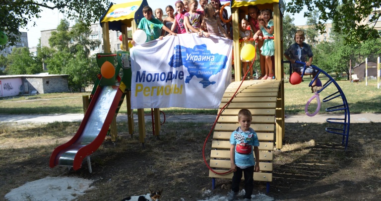 В Пролетарском районе Донецка появилась новая детская площадка