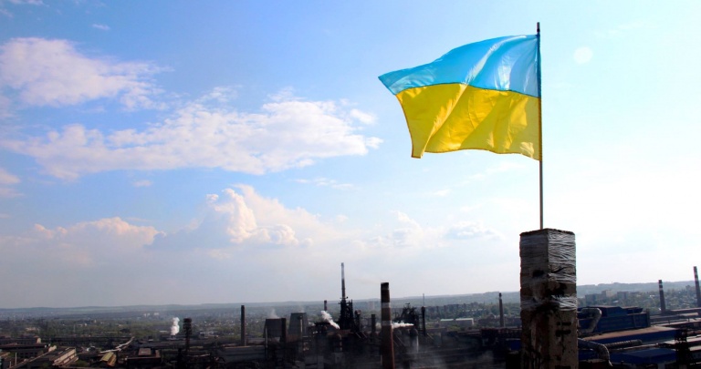 На терриконе возле ДМЗ установили флаг Украины ФОТОФАКТ