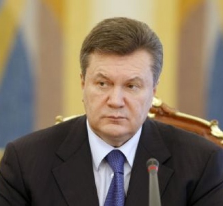 Янукович уволил весь состав Кабмина