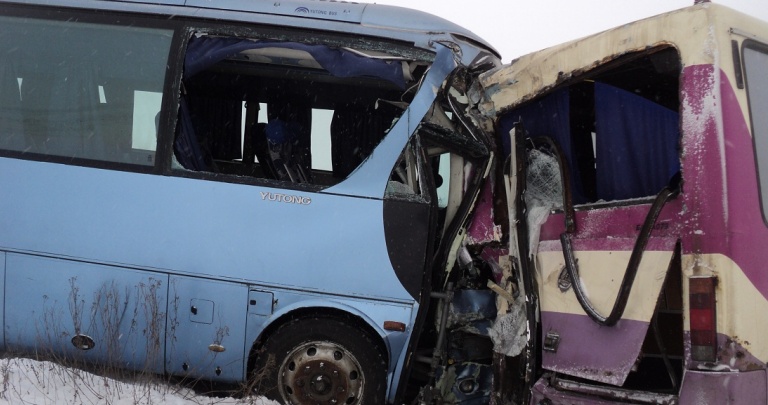 В Донецкой области столкнулись и вылетели с трассы 2 пассажирских автобуса (фото, видео)