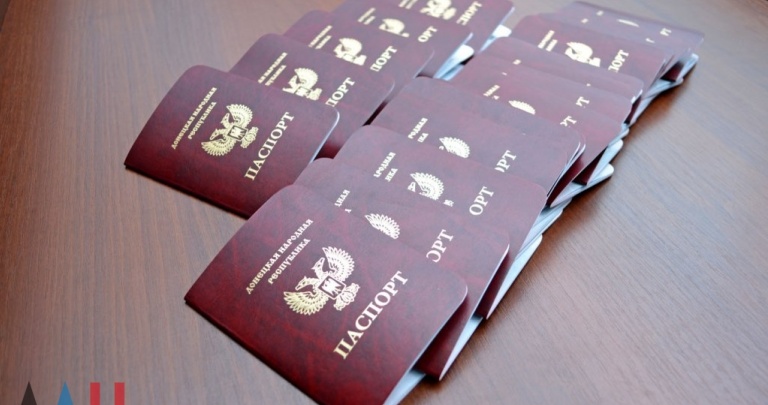 Захарченко получил паспорт «ДНР» и «перенес» выборы