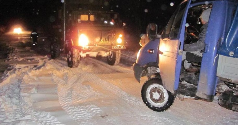 На трассе в Донецкой области в снежном заносе застряли почти 70 автомобилей
