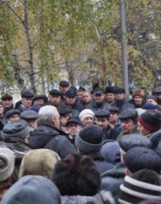 В Донецке тысяча протестующих принесли гроб и венки к горсовету