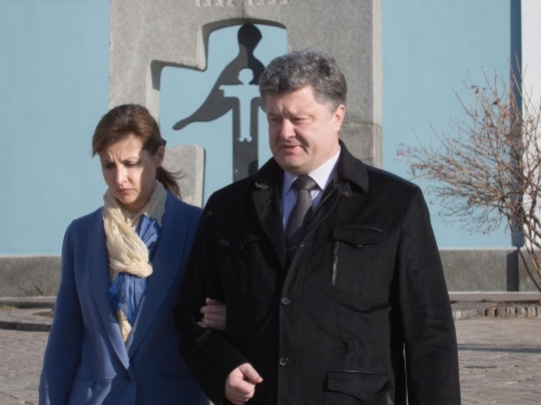 Президент Порошенко вместе с женой возложили цветы в память жертв голодомора в Киеве
