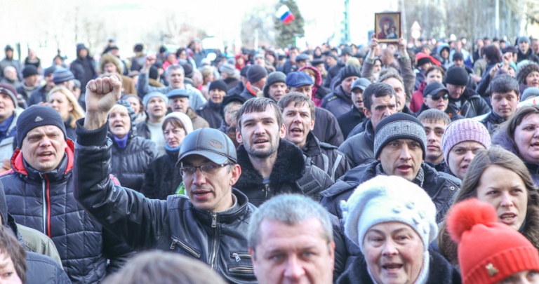 Пророссийский митинг в Донецке 8 марта - фоторепортаж