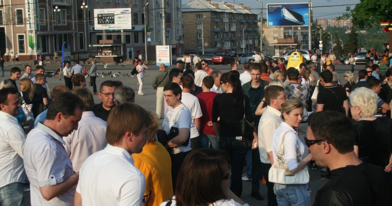 В Донецке 200 «регионалов» загнали 60 БЮТовцев за фонтан (ФОТО, ВИДЕО)