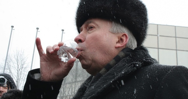 Мэр Донецка вышел погулять: 100 грамм водки и морковка на закуску