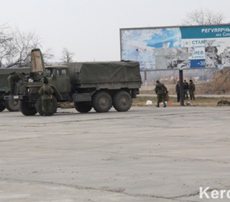 Российские военные покидают переправу в Керчи