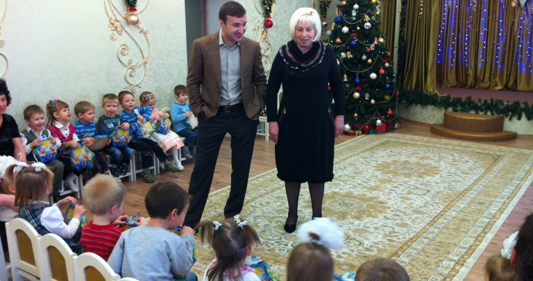 Глава фракции ПР в Донецком горсовете Андрей Киселев поздравил детей с Днем святого Николая