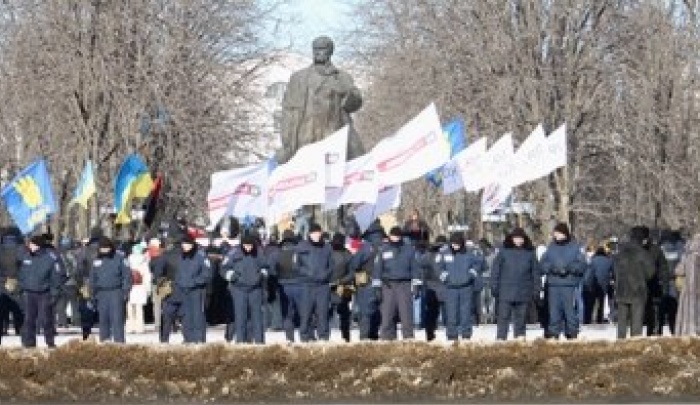 400 человек митинговали против власти в Луганске