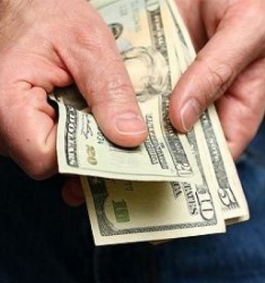 Украинцам советуют срочно скупать доллар