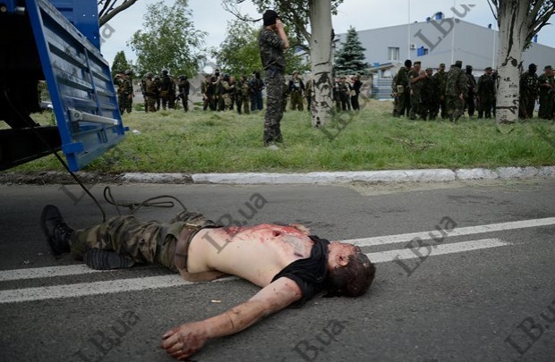 Возле Донецка боевики ДНР убили мужчину со свастикой на груди, назвав его членом 