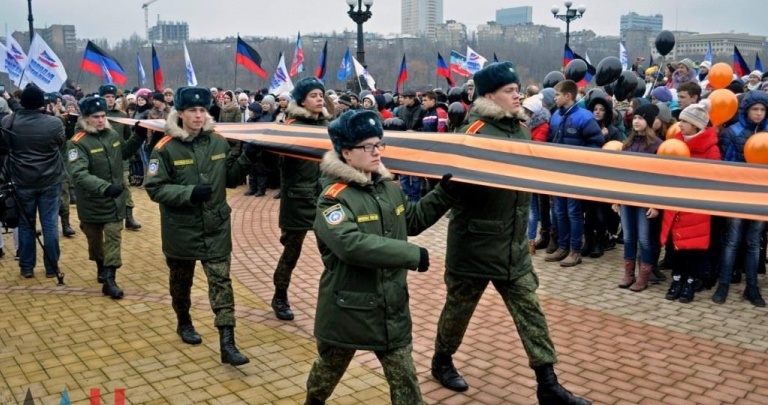 В день ВСУ группировка «ДНР» нарочно чествует георгиевскую ленту