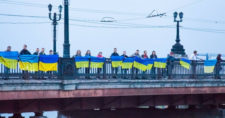 В Донецке прошел стихийный флеш-моб за единство Украины ВИДЕО