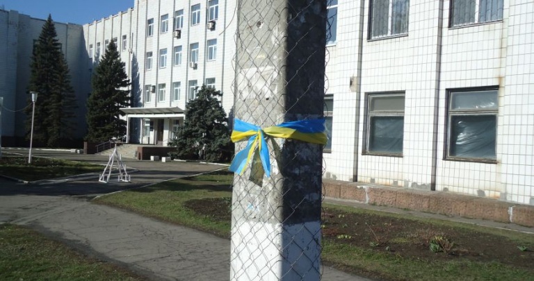 Улицы Шахтерска украсили украинской символикой