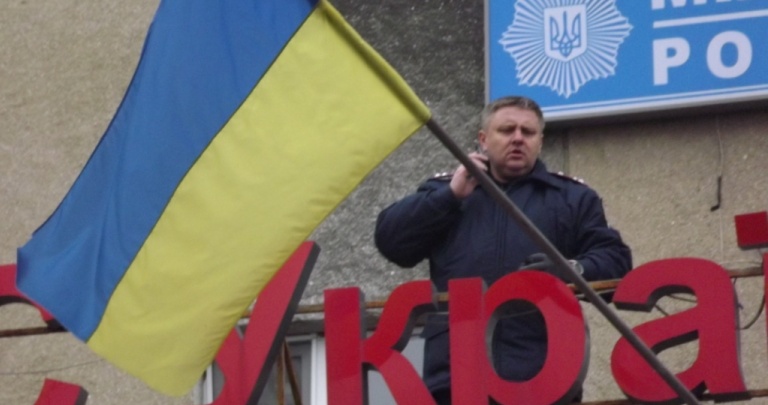 Начальник милиции со 2-го этажа Горловского горуправления столкнул человека в маске, снявшего украинский флаг