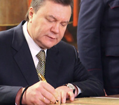 Янукович подписал закон о референдуме