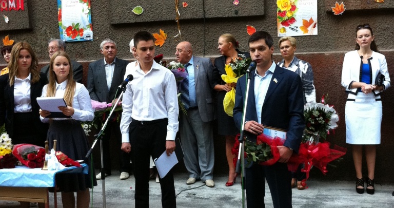 Александр Адамов поздравил донецких школьников с Днем знаний