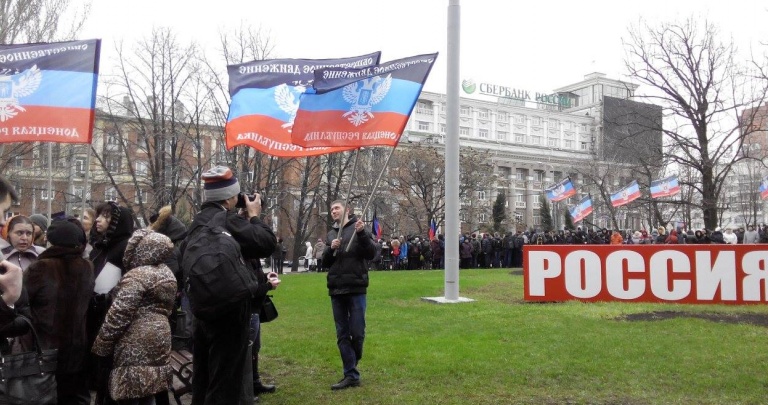 «ДНР» отпраздновала аннексию Крыма установкой памятника России ВИДЕО