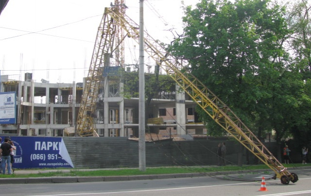 В центре Донецка рухнул строительный кран