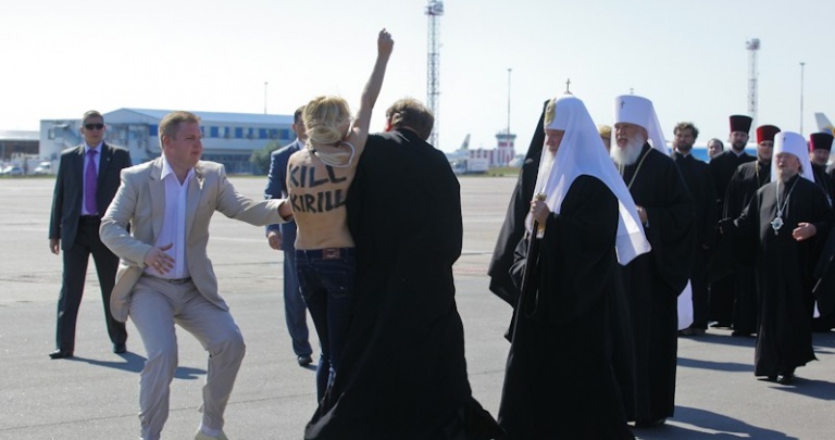 Как полуголая активистка FEMEN атаковала патриарха Кирилла