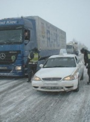 На Донбассе из-за снежных заносов перекрыли ряд дорог (список)