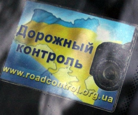 В Донецкой области «друг ГАИшников» пытался выбить камеру у активиста «Дорожного контроля»